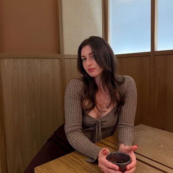 Meet your Posher, Beth - Picture 2 of 3